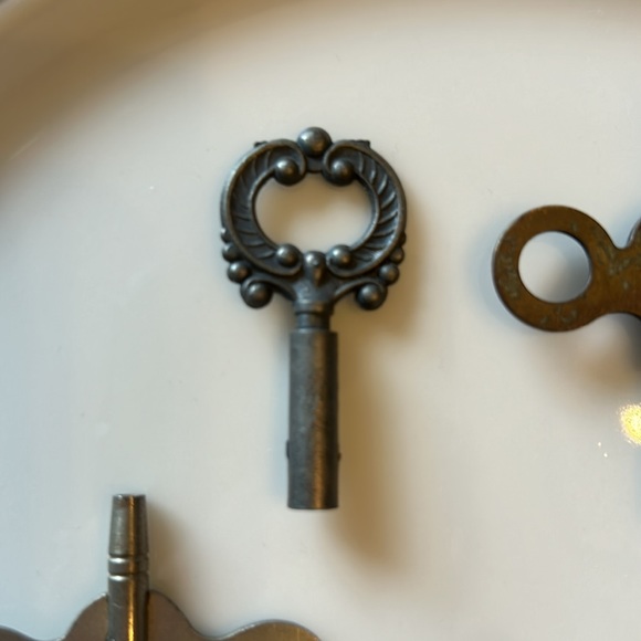 Vintage clock keys-lot of 5 - Picture 2 of 3